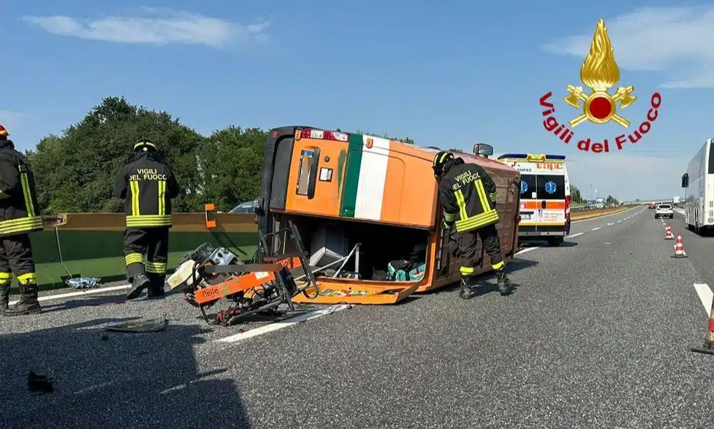 Schianto tra furgone e camion sull'A4, due feriti