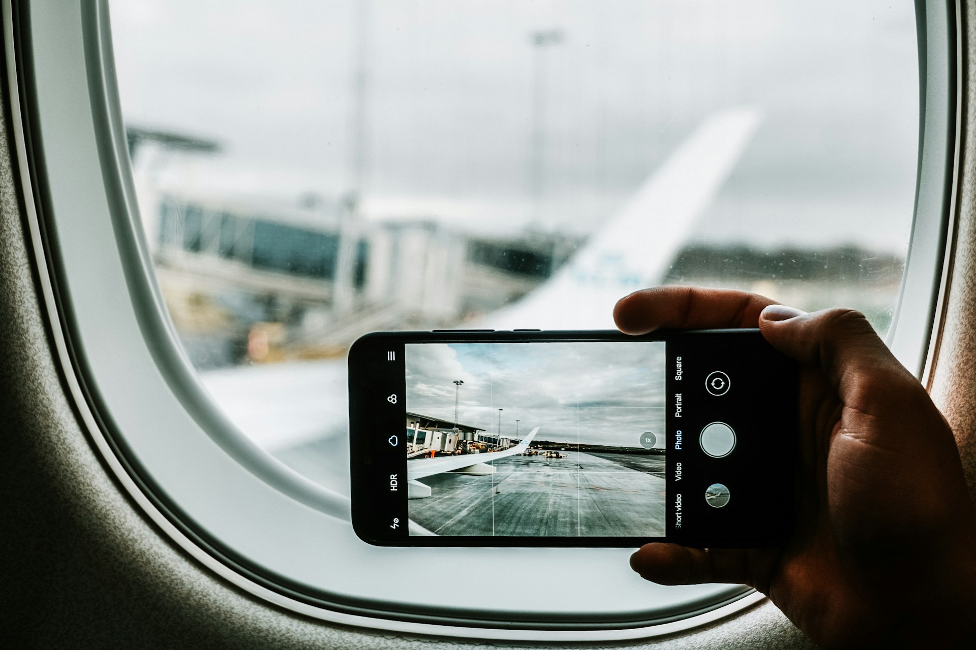 Passeggero fotografa dall'interno dell'aereo
