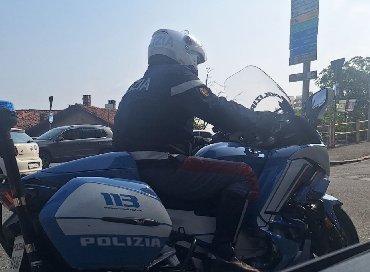 Acrobazie e impennate clandestine: la stradale mette fine allo “show”
