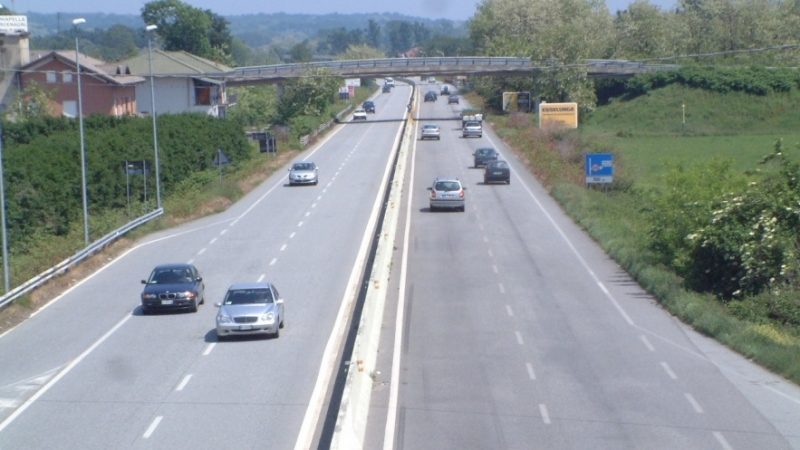 auto contromano in superstrada