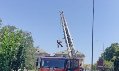 Cade in casa: soccorsa dai vigili del fuoco con autoscala e toboga