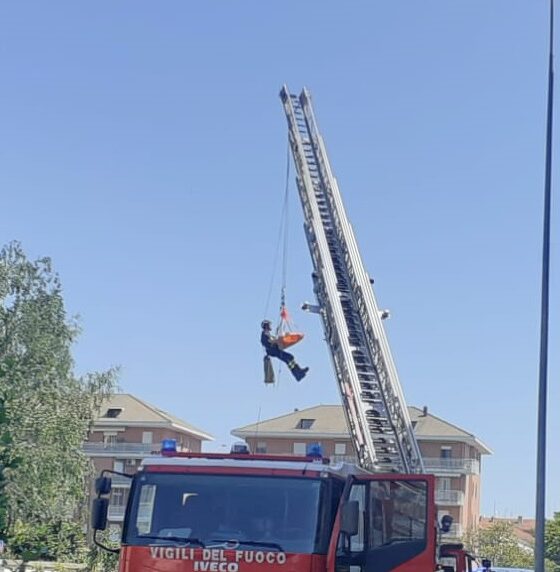 Cade in casa: soccorsa dai vigili del fuoco con autoscala e toboga