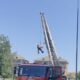 Cade in casa: soccorsa dai vigili del fuoco con autoscala e toboga