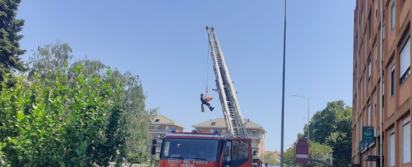 Cade in casa: soccorsa dai vigili del fuoco con autoscala e toboga