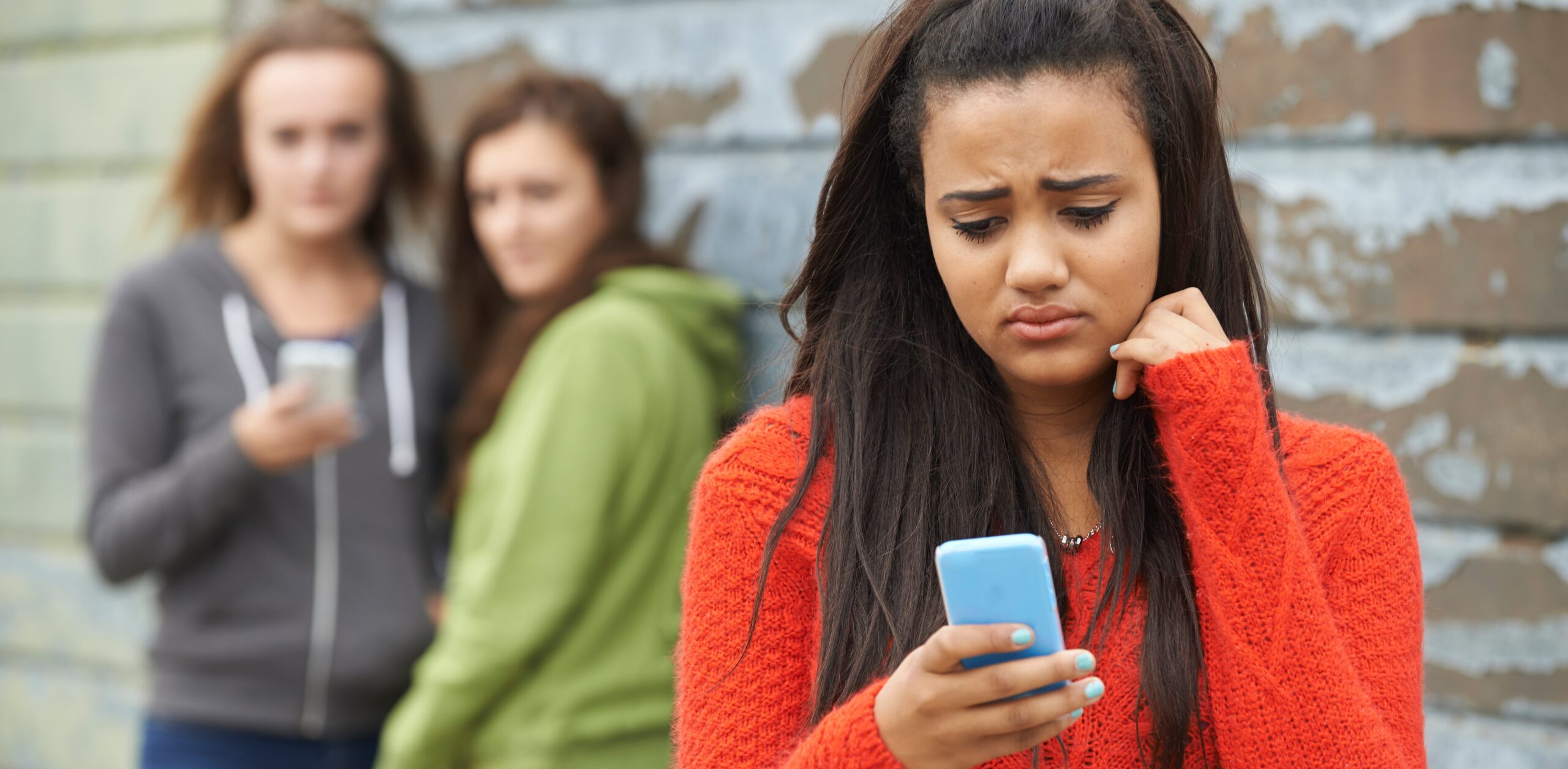 Denudava le ragazze con l'IA e poi postava le foto sui social
