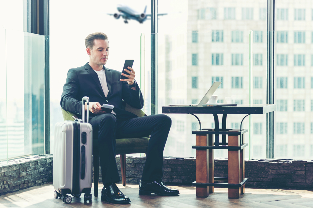 Persona in attesa in aeroporto