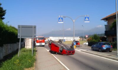 Valdengo, paura alla rotonda: auto si ribalta dopo lo schianto, un ferito