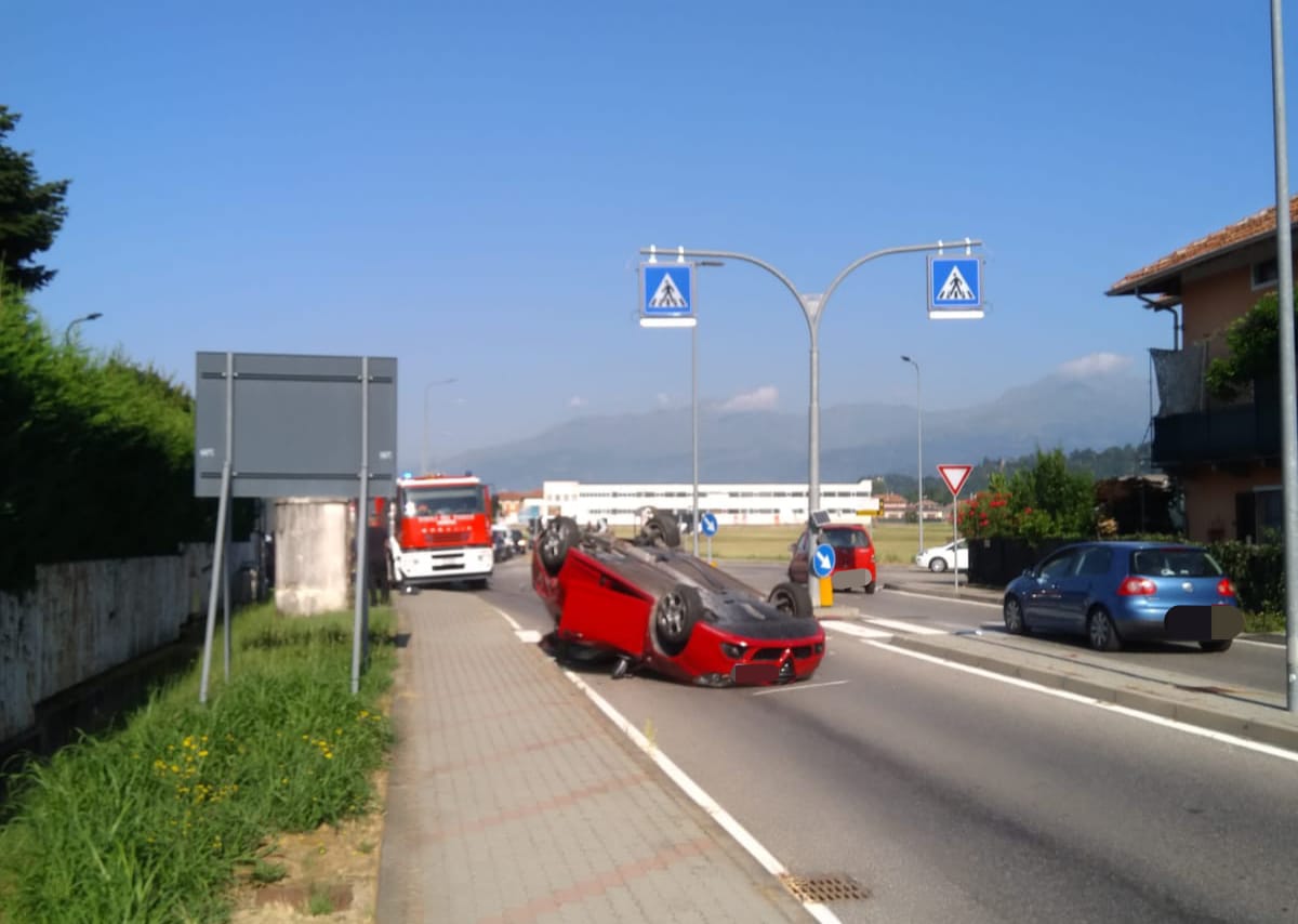 Valdengo, paura alla rotonda: auto si ribalta dopo lo schianto, un ferito