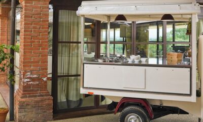 Rubano cialde di gelato da un Ape Piaggio