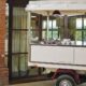 Rubano cialde di gelato da un Ape Piaggio