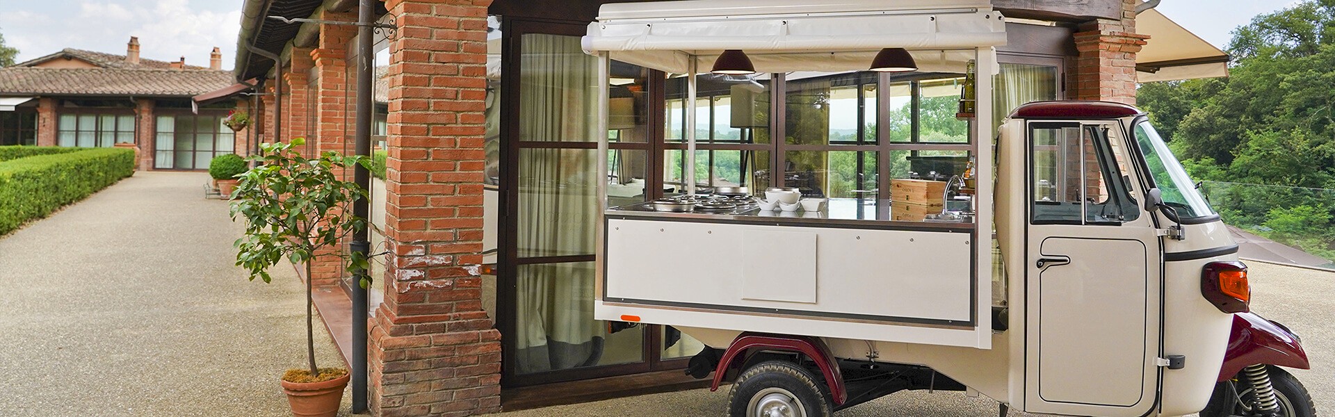Rubano cialde di gelato da un Ape Piaggio