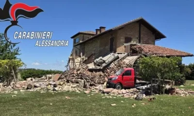 Esplode una casa, si salva scappando in fiamme