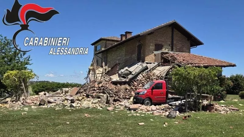 Esplode una casa, si salva scappando in fiamme