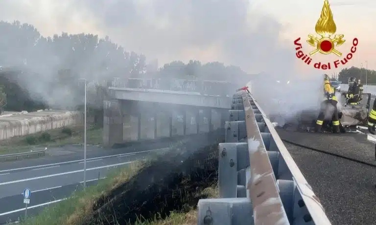 auto in fiamme
