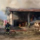 Stalla avvolta dalle fiamme, salvati tutti gli animali