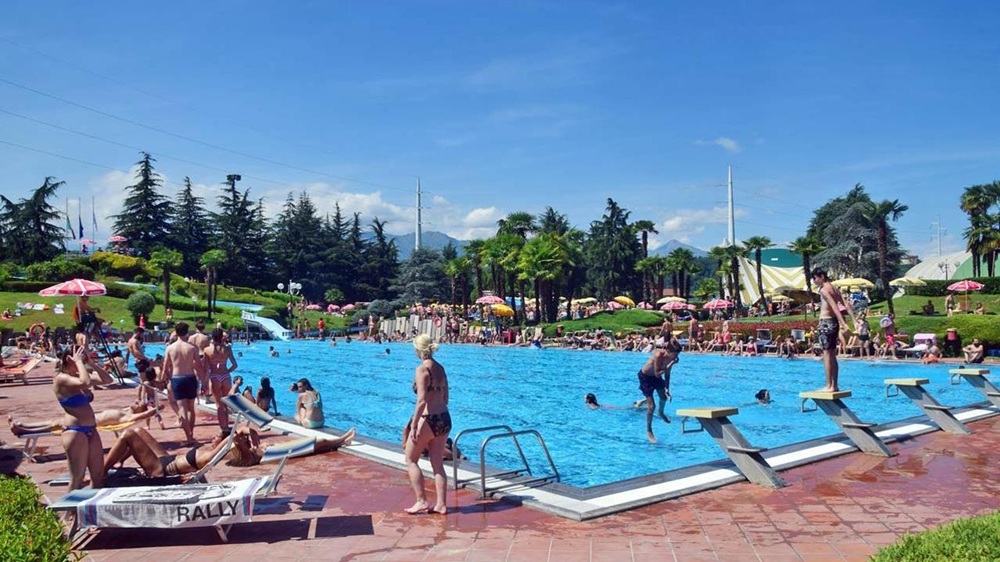 incidente sullo scivolo della piscina
