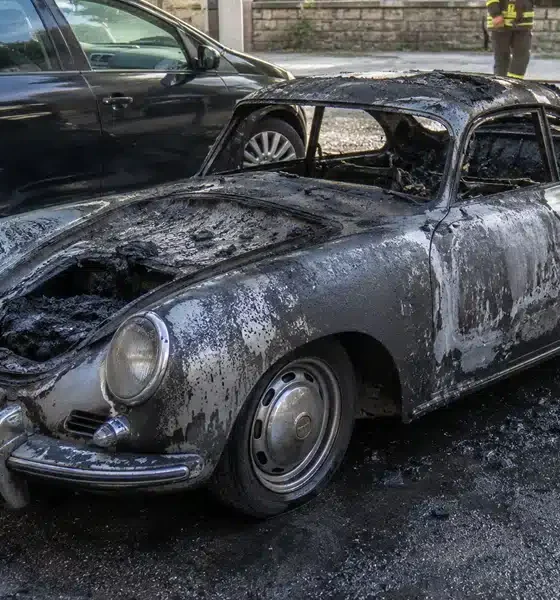 Noleggia una Porsche d’epoca per il matrimonio ma... va a fuoco