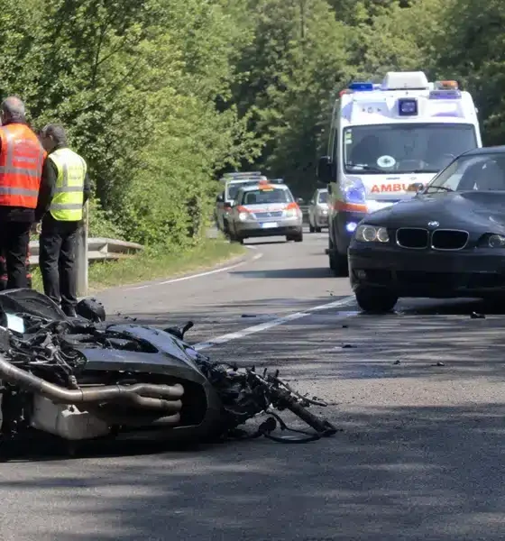 Terribile schianto tra auto e moto, muore centauro di soli 46 anni