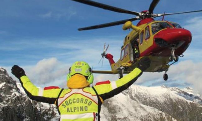 alpinista cade in parete