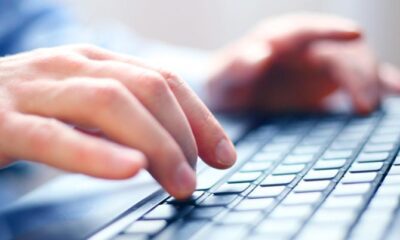 ragazze spogliate con l'intelligenza artificiale