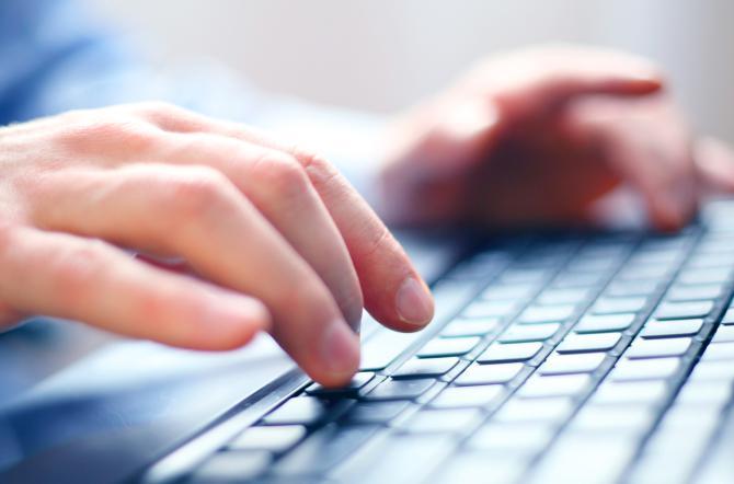 ragazze spogliate con l'intelligenza artificiale