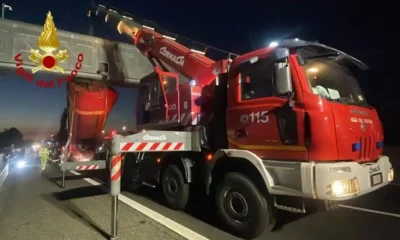 Tir si schianta in autostrada e sfonda la segnaletica