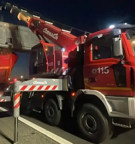 Tir si schianta in autostrada e sfonda la segnaletica