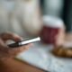 Persona con smartphone