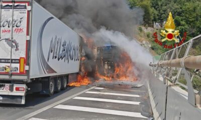 camion avvolto dalla fiamme