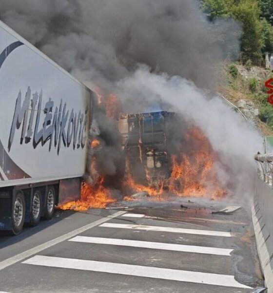 camion avvolto dalla fiamme