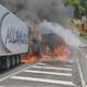camion avvolto dalla fiamme