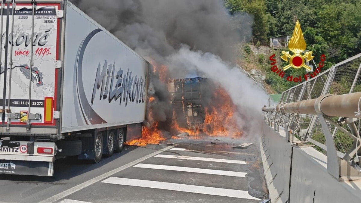 camion avvolto dalla fiamme