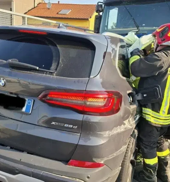 Auto contro camion, muore una dottoressa di soli 51 anni