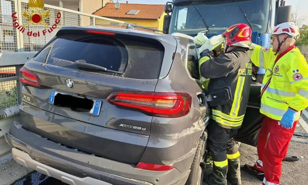 Auto contro camion, muore una dottoressa di soli 51 anni