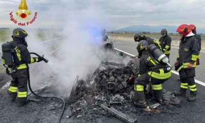 incendio divora una macchina