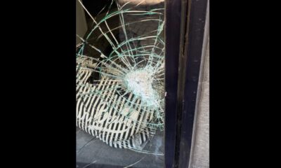 Cubetti “schizzano” come proiettili, sfondata una vetrina