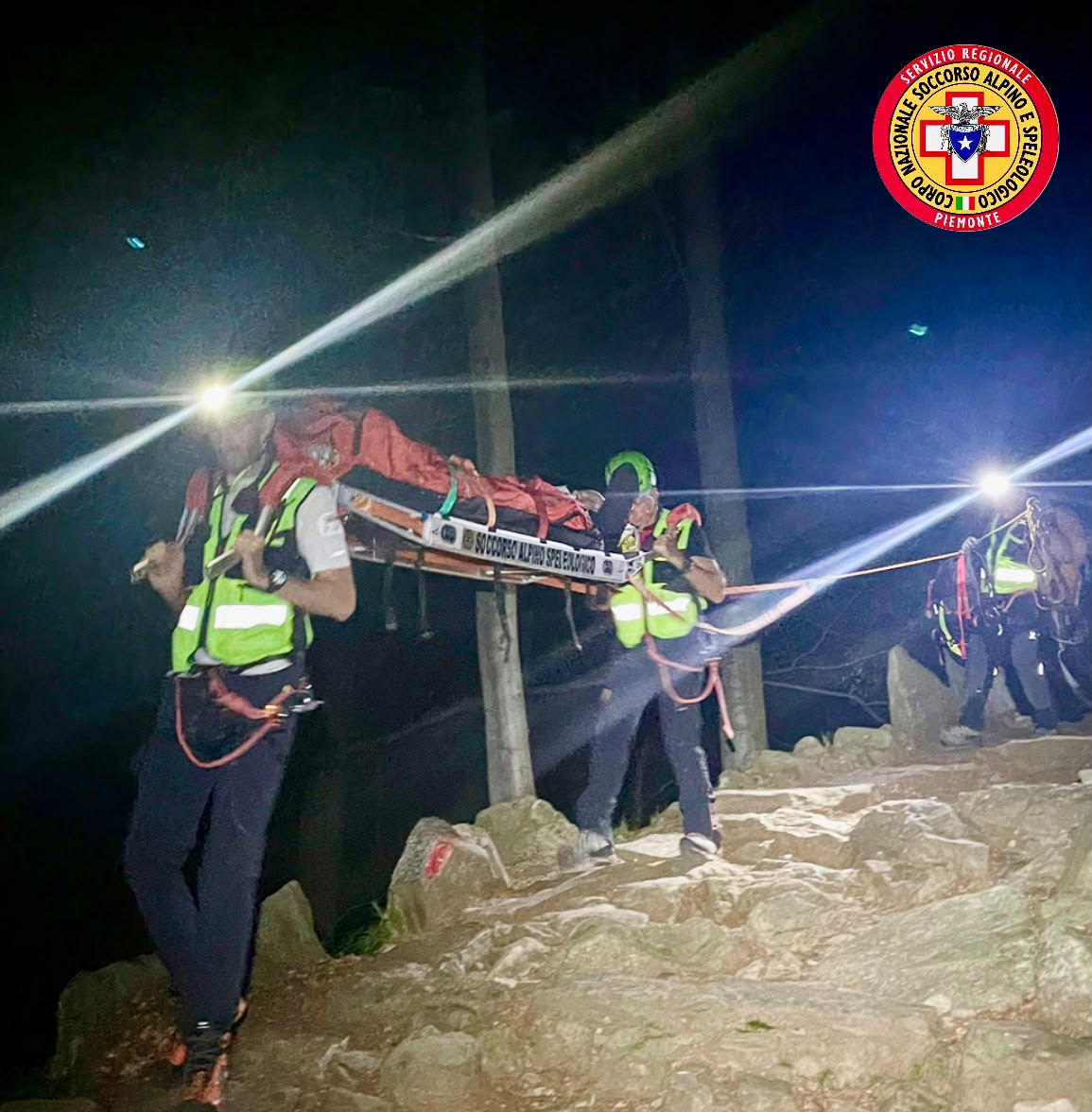 Cade scendendo dalla Vecchia, portato in barella fino a Piedicavallo