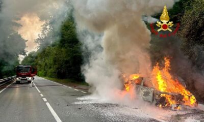 Auto in fiamme a Mongrando: completamente distrutta una Mercedes - FOTO