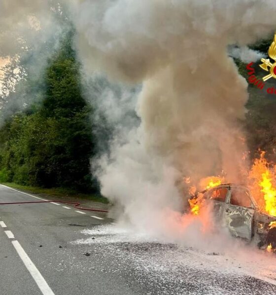 Auto in fiamme a Mongrando: completamente distrutta una Mercedes - FOTO