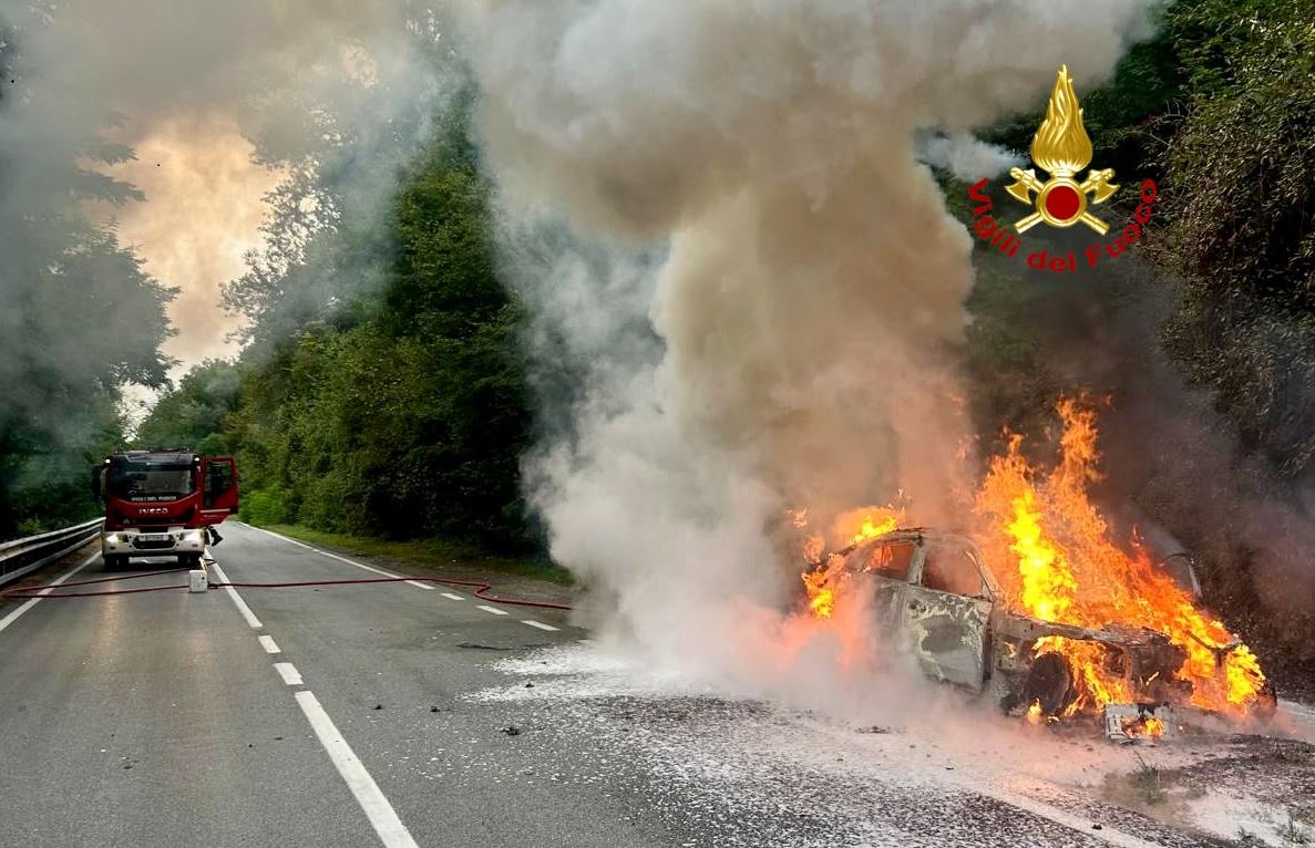 Auto in fiamme a Mongrando: completamente distrutta una Mercedes - FOTO