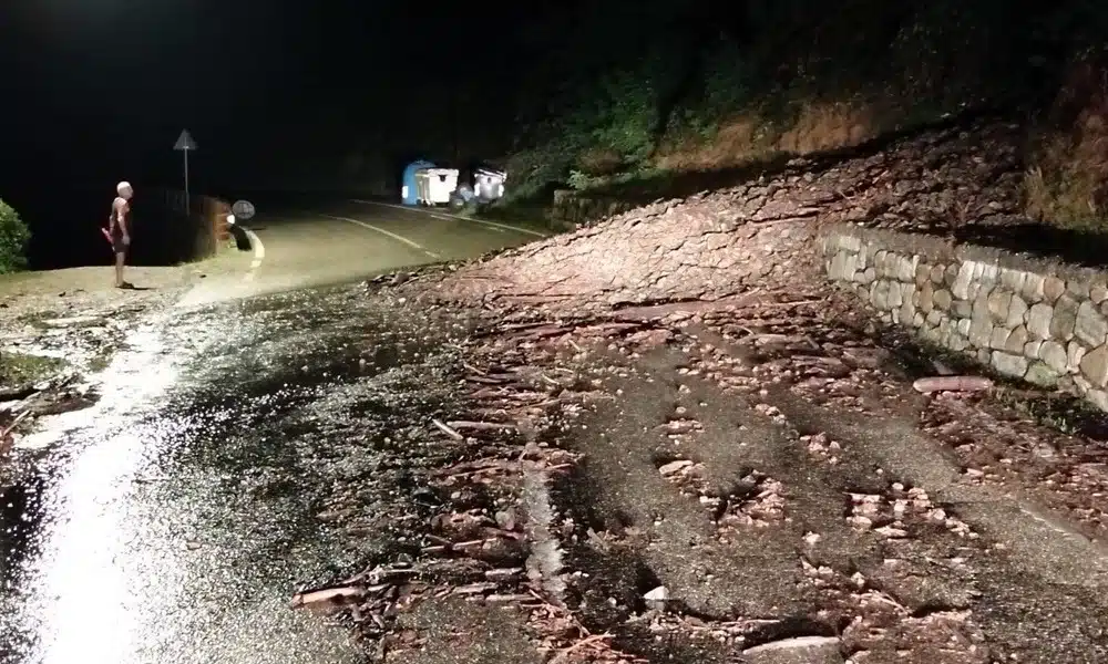Temporale in Valsesia, pietre e fango invadono le strade provinciali