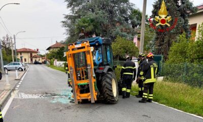 Trattore si ribalta in strada a Lessona