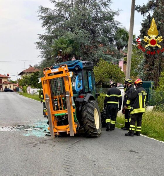 Trattore si ribalta in strada a Lessona