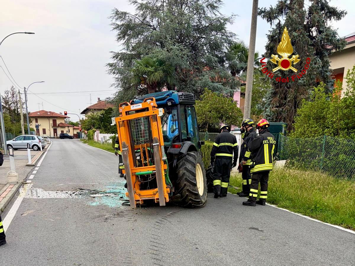 Trattore si ribalta in strada a Lessona