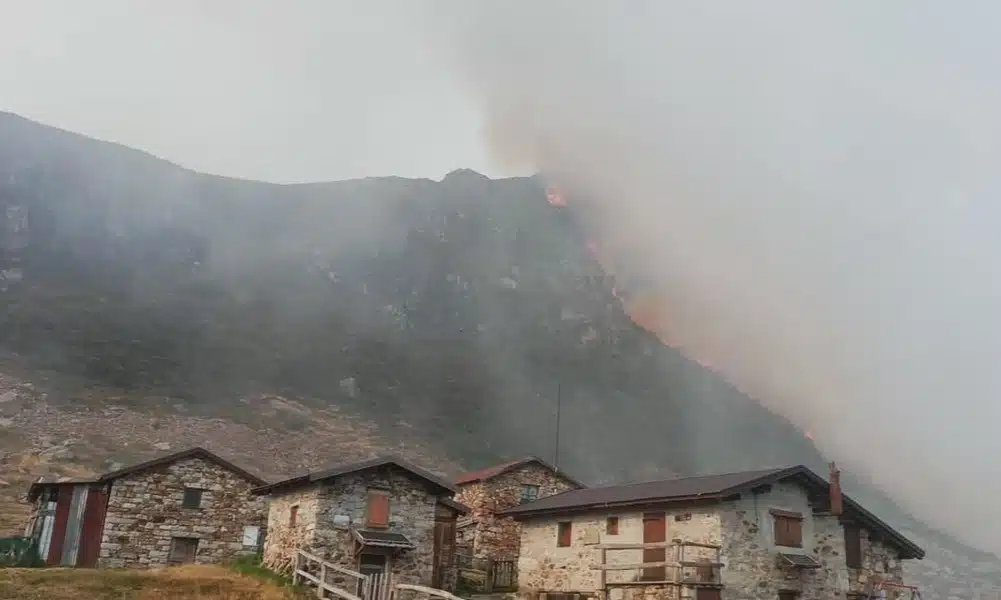 acqua sull’Alpe Campo, primi segnali di tregua Migliora Mollia e rallentano le fiamme sopra Valbella.