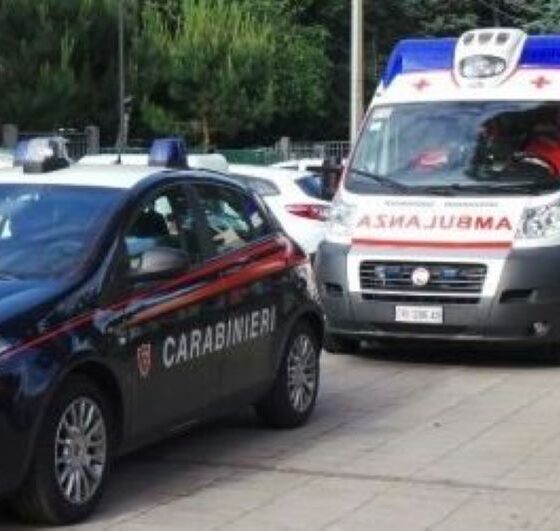 Ambulanza verso l'ospedale scortata dai carabinieri