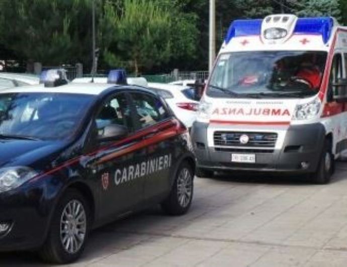 Ambulanza verso l'ospedale scortata dai carabinieri