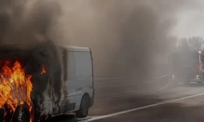 Furgone divorato dalle fiamme in superstrada