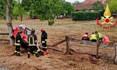 Auto si schianta contro un albero, grave il conducente