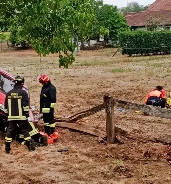 Auto si schianta contro un albero, grave il conducente